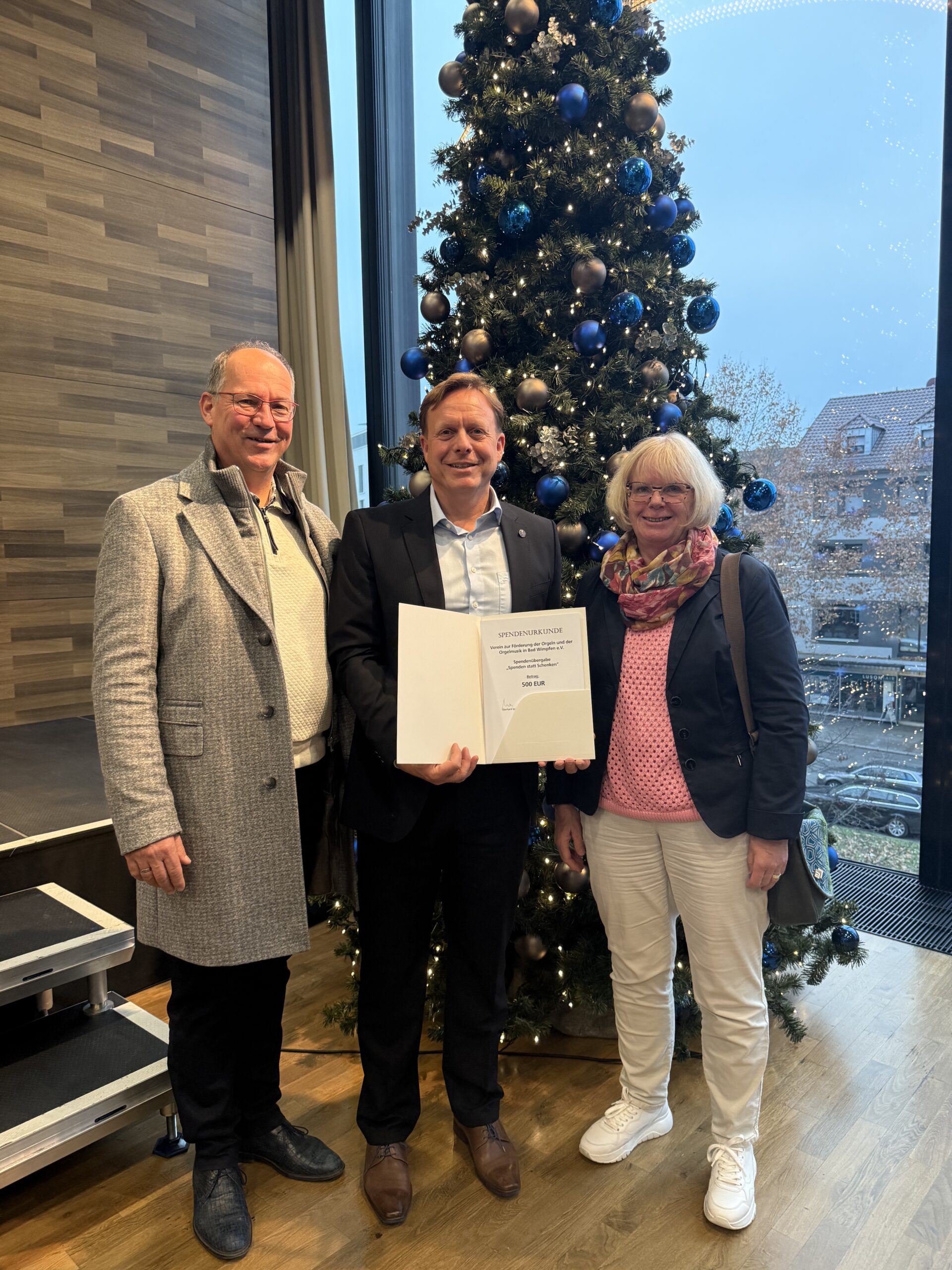 Übergabe einer Spende von 500 € von der Volksbank